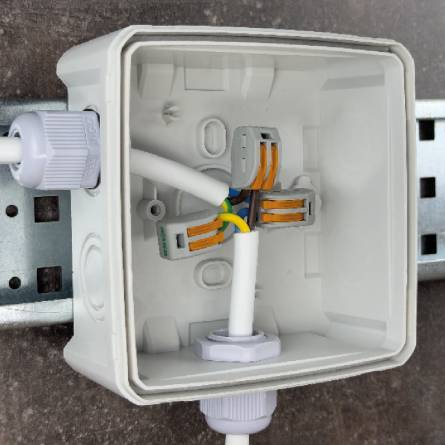 Коробка розподільча 115х115х56 PIN KP115BPF чорна PG/MG IP66 з кріпленням